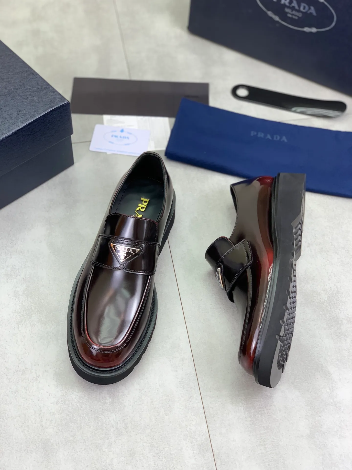 Factory price P860 💰Original quality, top version🔱 ＰＲＡＤＡPrada. Men's business casual leather shoes, top-quality leather shoes. 1:1 shipment ⬆️Luxurious and noble 👞All imported original color-rubbed edge beads, just to create a more comfortable wearing experience. Upper: Original comfortable open-edge bead rubbed color calfskin ➕Top imported water-dyed full cow lining, original lightweight and comfortable TPU foam combination bottom ✔️Code number: 39-45 (38.46 47 can be customized)